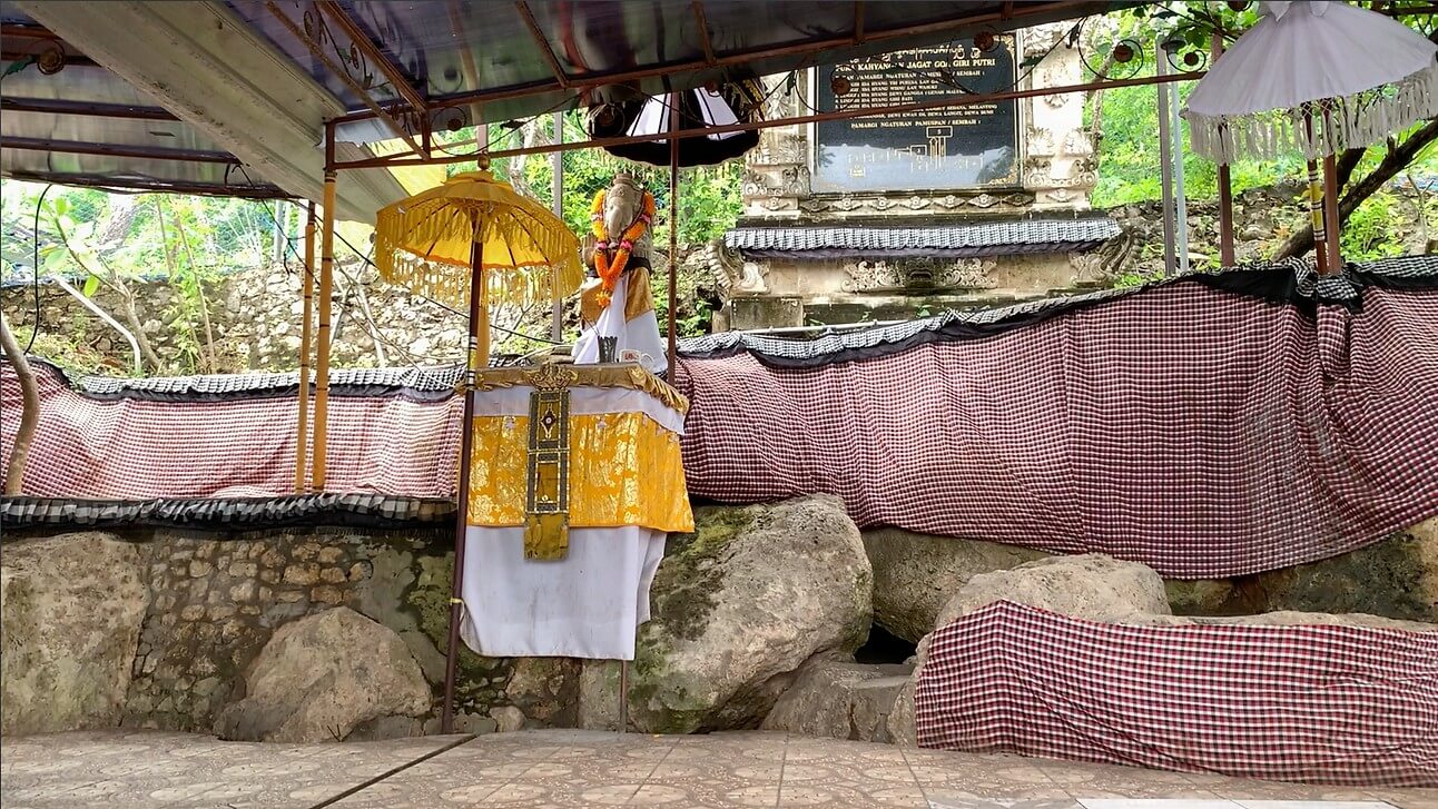 Pura Goa Giri Putri